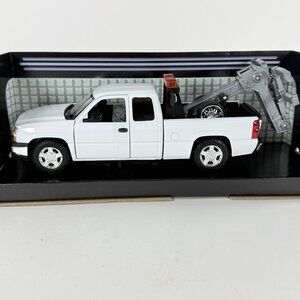 Motor Max American Classic 2006 Chevy Silverado Wrecker 1:24 Diecast Tow Truck